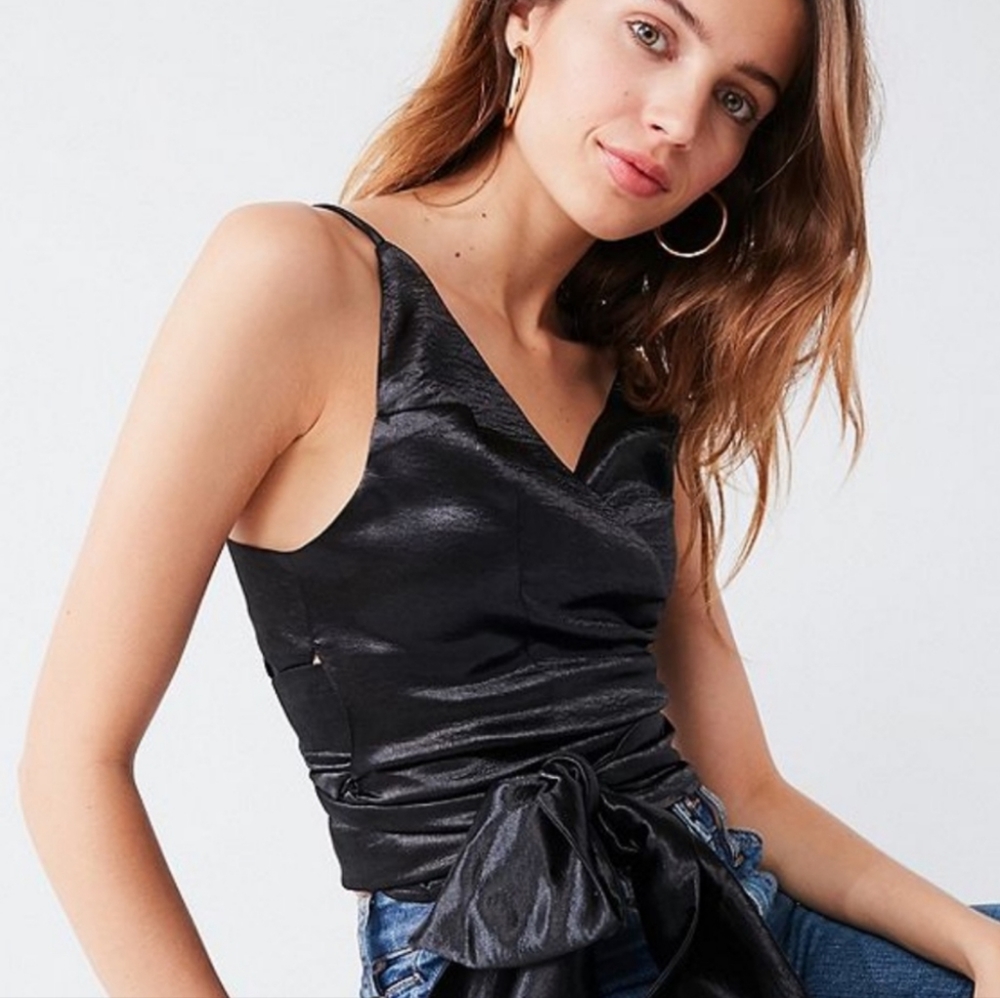MSRP $59 NWOT Urban Outfitters Wrap Tank Sz L